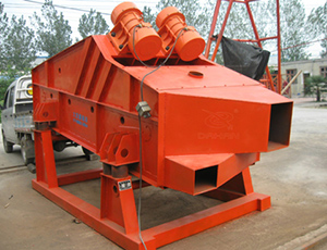 采用振動(dòng)電機(jī)做激振源、橡膠彈簧裝置支撐并隔振、高耐磨材質(zhì)篩板、密封式篩箱等