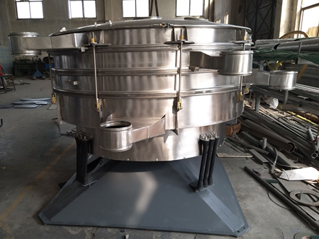 采用仿人工篩分原理設(shè)計(jì)的一種精細(xì)篩分設(shè)備，模擬人工十分，不損壞物料，適合粉末、顆粒物料篩分